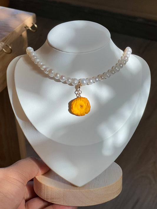 Collar de perlas con dije de Patacón