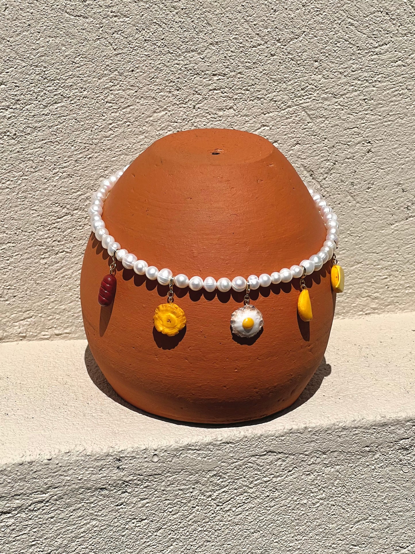 Collar de perlas con dije de Patacón