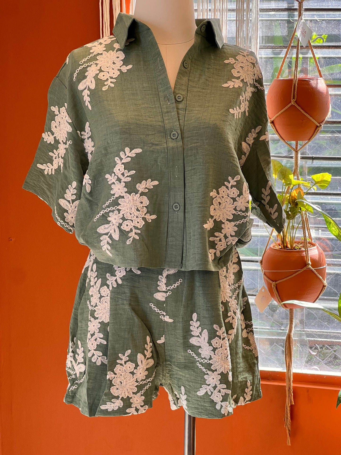 Conjunto de lino bordado