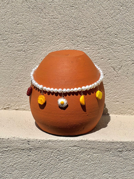 Collar de perlas con dije de Patacón