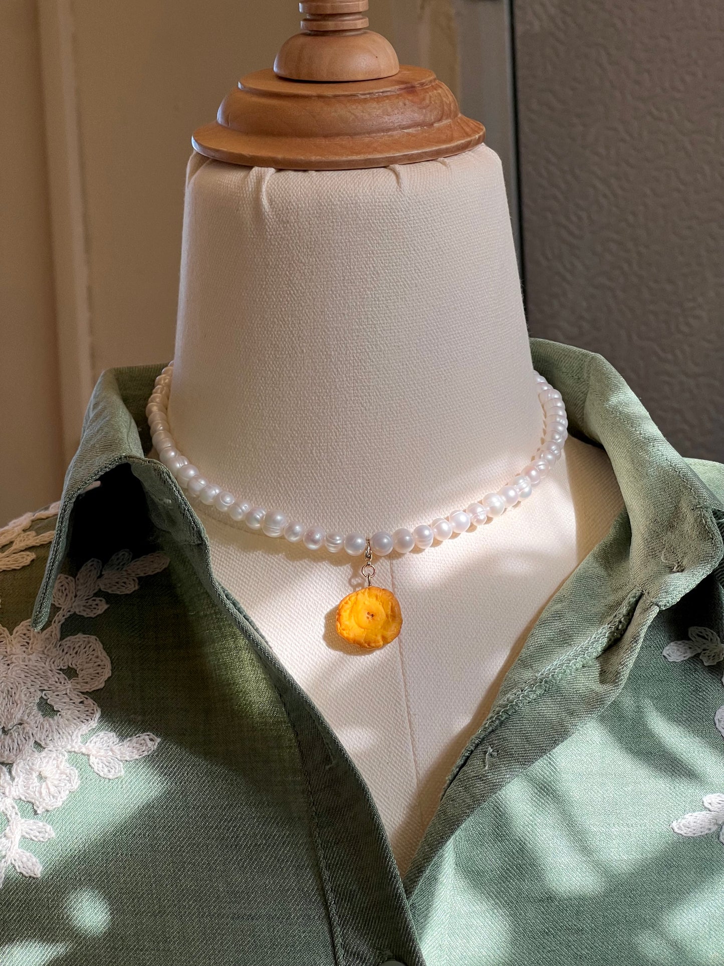 Collar de perlas con dije de Patacón