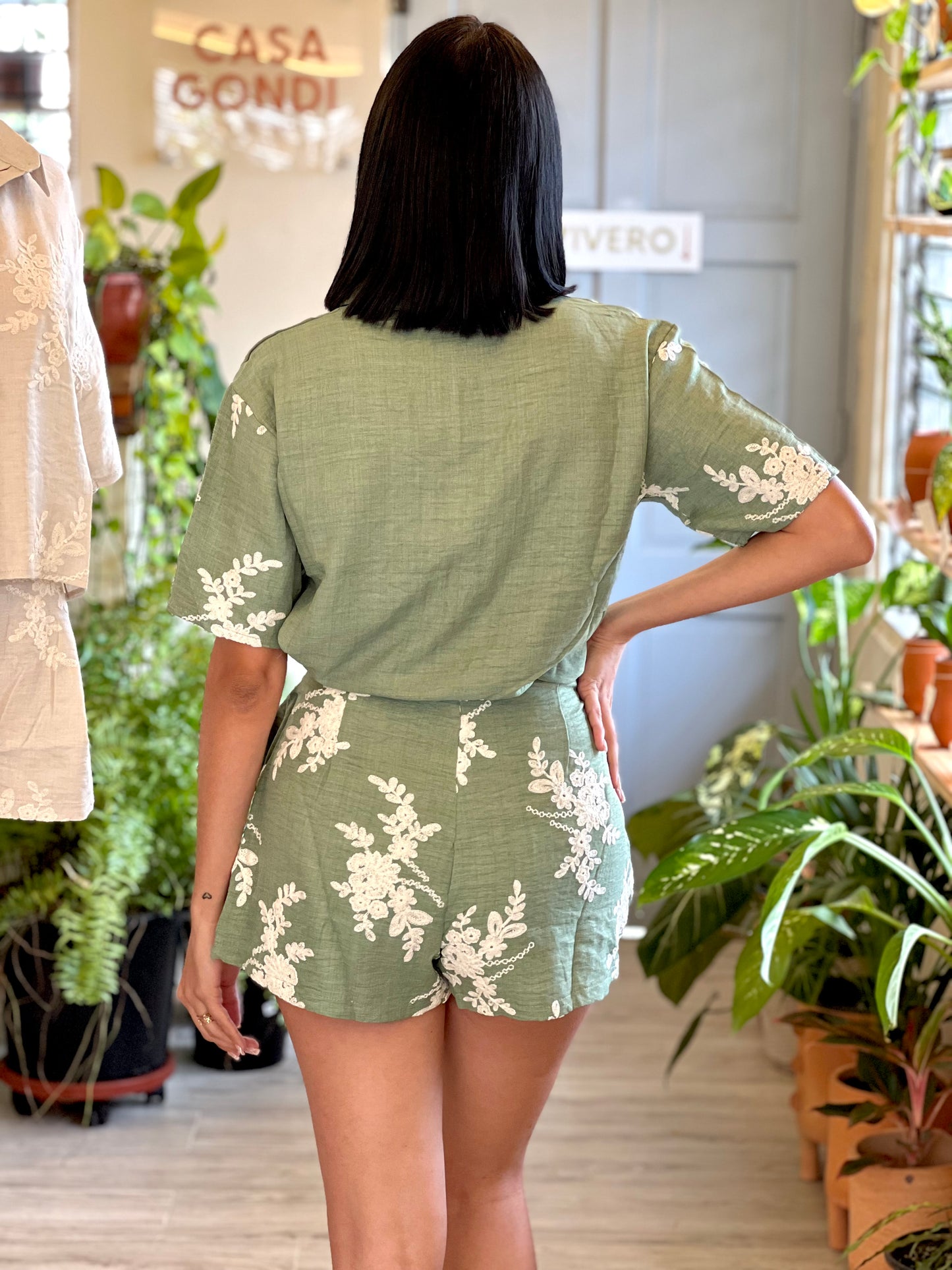 Conjunto de lino bordado