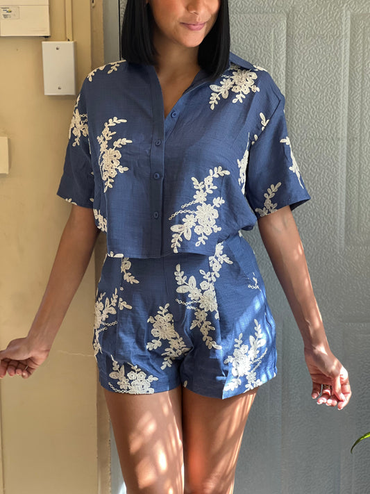 Conjunto de lino bordado