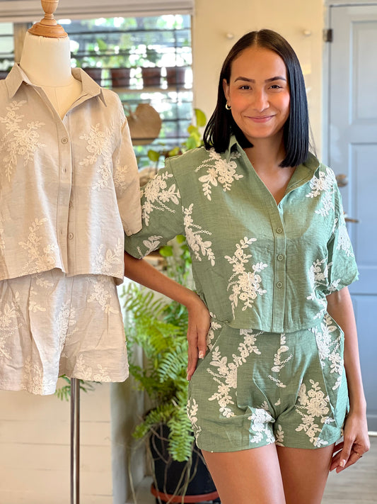 Conjunto de lino bordado