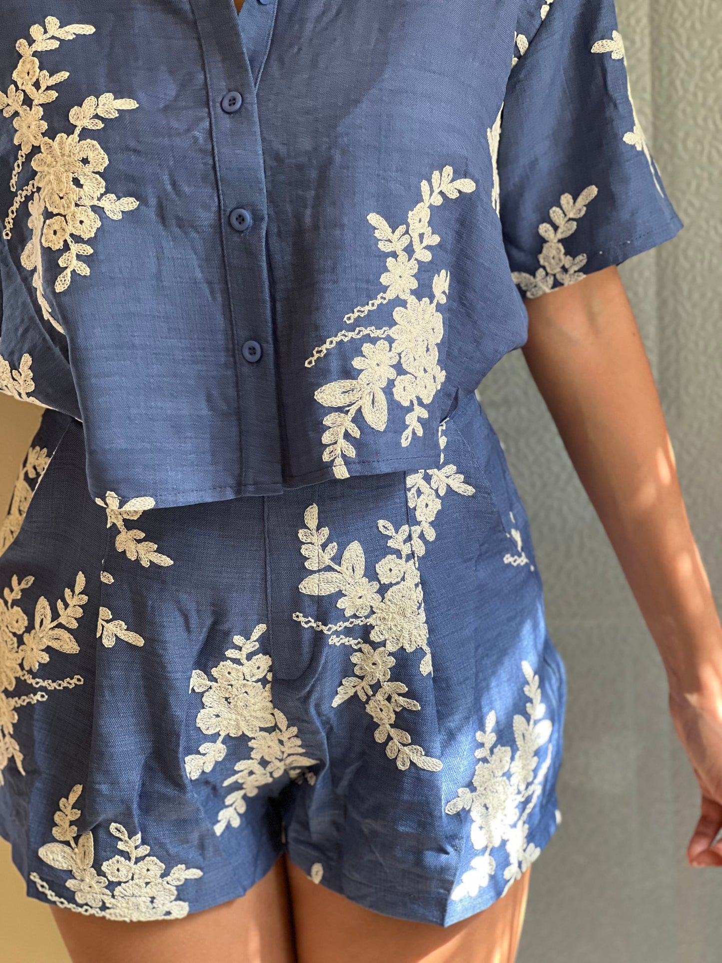 Conjunto de lino bordado