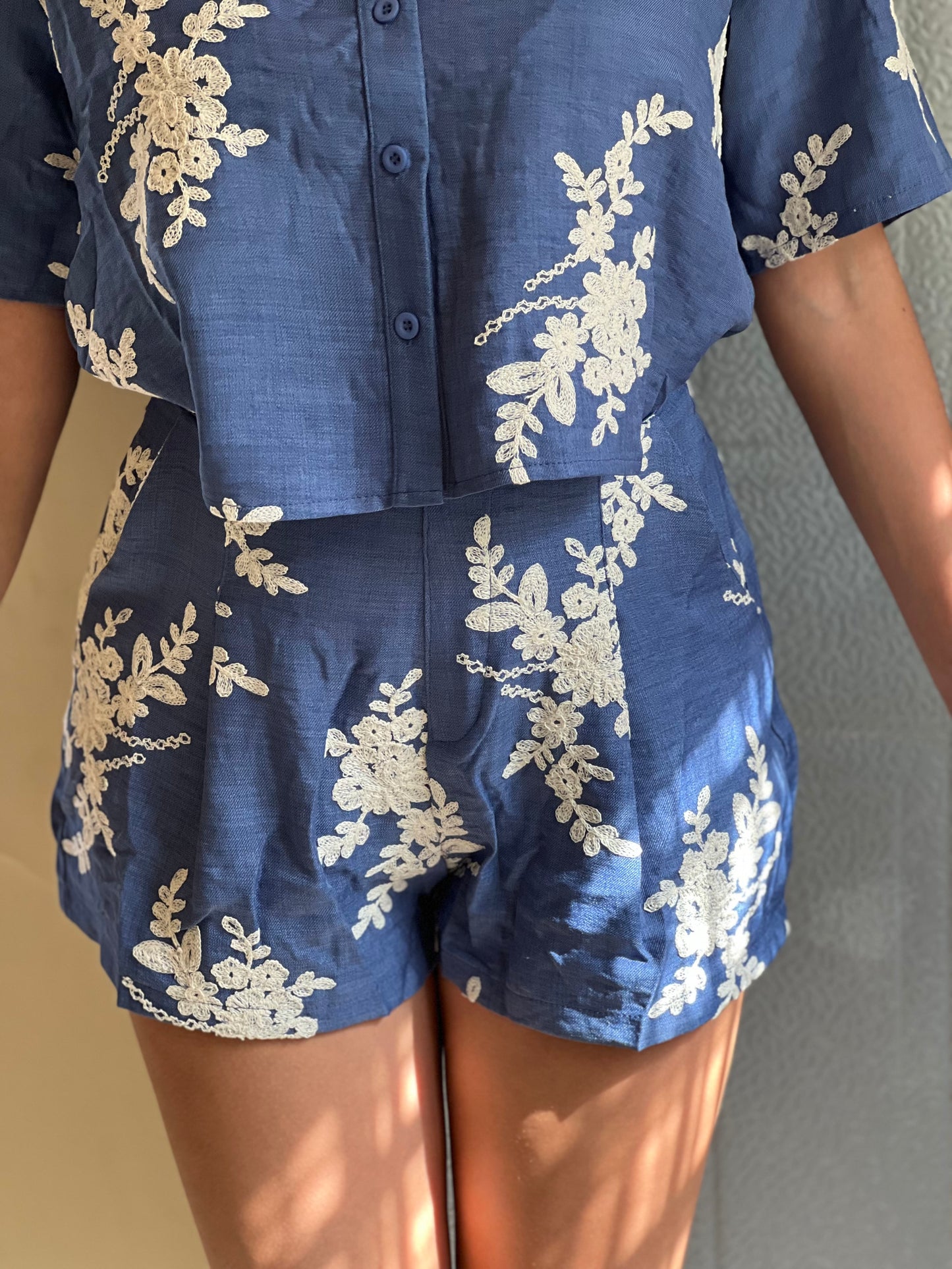 Conjunto de lino bordado